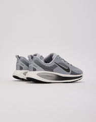 Nike Vomero 18 Grade-School